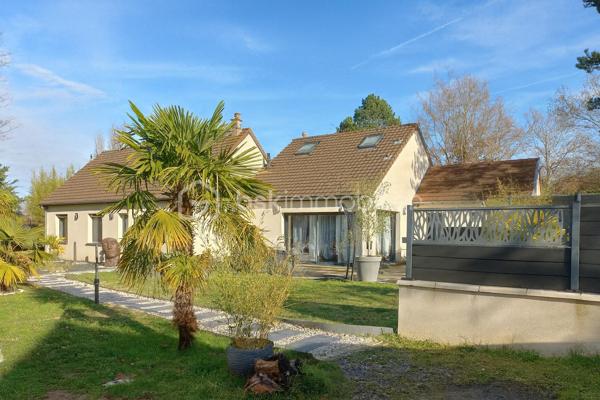 Maison rénovée en 2017 de 133m², offrant une vie de plain pied dans un environnement particulièrement calme. Dès l’entrée, deux grands placards apportent confort et praticité, avant de rejoindre une pièce de vie de plus de 48 m², lumineuse et conviviale, avec cuisine ouverte et poêle à granulés pour des soirées d’hiver chaleureuses.

Le rez-de-chaussée propose aussi une suite parentale, comprenant une chambre de plus de 10 m², un dressing et une salle d’eau privative. Deux autres chambres dont une de 14 m², une salle de bain, un WC indépendant et une grande buanderie viennent compléter cet espace parfaitement adapté à la vie familiale.

À l’étage, un espace modulable vous permet de laisser libre cours à vos projets, avec une salle d’eau à terminer selon vos envies.

À l’extérieur, le jardin offre une ambiance zen et une terrasse orientée sud/ouest, idéale pour profiter des beaux jours. Un garage de 30 m², une cave et un appentis répartis sur un terrain de 1677m².

Quelques finitions restent à apporter, offrant l’opportunité de personnaliser le bien et de le façonner à votre image.