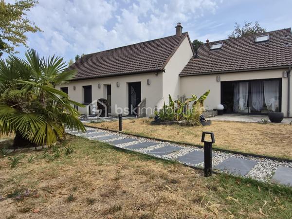 Maison rénovée en 2017 de 133m², offrant une vie de plain pied dans un environnement particulièrement calme. Dès l’entrée, deux grands placards apportent confort et praticité, avant de rejoindre une pièce de vie de plus de 48 m², lumineuse et conviviale, avec cuisine ouverte et poêle à granulés pour des soirées d’hiver chaleureuses.

Le rez-de-chaussée propose aussi une suite parentale, comprenant une chambre de plus de 10 m², un dressing et une salle d’eau privative. Deux autres chambres dont une de 14 m², une salle de bain, un WC indépendant et une grande buanderie viennent compléter cet espace parfaitement adapté à la vie familiale.

À l’étage, un espace modulable vous permet de laisser libre cours à vos projets, avec une salle d’eau à terminer selon vos envies.

À l’extérieur, le jardin offre une ambiance zen et une terrasse orientée sud/ouest, idéale pour profiter des beaux jours. Un garage de 30 m², une cave et un appentis répartis sur un terrain de 1677m².

Quelques finitions restent à apporter, offrant l’opportunité de personnaliser le bien et de le façonner à votre image.