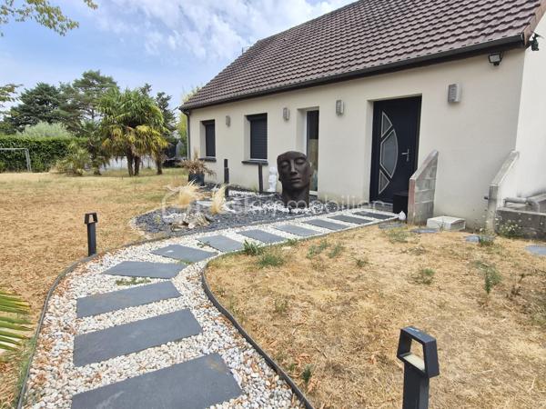 Maison rénovée en 2017 de 133m², offrant une vie de plain pied dans un environnement particulièrement calme. Dès l’entrée, deux grands placards apportent confort et praticité, avant de rejoindre une pièce de vie de plus de 48 m², lumineuse et conviviale, avec cuisine ouverte et poêle à granulés pour des soirées d’hiver chaleureuses.

Le rez-de-chaussée propose aussi une suite parentale, comprenant une chambre de plus de 10 m², un dressing et une salle d’eau privative. Deux autres chambres dont une de 14 m², une salle de bain, un WC indépendant et une grande buanderie viennent compléter cet espace parfaitement adapté à la vie familiale.

À l’étage, un espace modulable vous permet de laisser libre cours à vos projets, avec une salle d’eau à terminer selon vos envies.

À l’extérieur, le jardin offre une ambiance zen et une terrasse orientée sud/ouest, idéale pour profiter des beaux jours. Un garage de 30 m², une cave et un appentis répartis sur un terrain de 1677m².

Quelques finitions restent à apporter, offrant l’opportunité de personnaliser le bien et de le façonner à votre image.