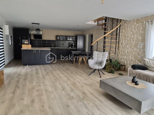 Maison rénovée en 2017 de 133m², offrant une vie de plain pied dans un environnement particulièrement calme. Dès l’entrée, deux grands placards apportent confort et praticité, avant de rejoindre une pièce de vie de plus de 48 m², lumineuse et conviviale, avec cuisine ouverte et poêle à granulés pour des soirées d’hiver chaleureuses.

Le rez-de-chaussée propose aussi une suite parentale, comprenant une chambre de plus de 10 m², un dressing et une salle d’eau privative. Deux autres chambres dont une de 14 m², une salle de bain, un WC indépendant et une grande buanderie viennent compléter cet espace parfaitement adapté à la vie familiale.

À l’étage, un espace modulable vous permet de laisser libre cours à vos projets, avec une salle d’eau à terminer selon vos envies.

À l’extérieur, le jardin offre une ambiance zen et une terrasse orientée sud/ouest, idéale pour profiter des beaux jours. Un garage de 30 m², une cave et un appentis répartis sur un terrain de 1677m².

Quelques finitions restent à apporter, offrant l’opportunité de personnaliser le bien et de le façonner à votre image.