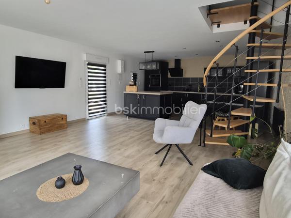 Maison rénovée en 2017 de 133m², offrant une vie de plain pied dans un environnement particulièrement calme. Dès l’entrée, deux grands placards apportent confort et praticité, avant de rejoindre une pièce de vie de plus de 48 m², lumineuse et conviviale, avec cuisine ouverte et poêle à granulés pour des soirées d’hiver chaleureuses.

Le rez-de-chaussée propose aussi une suite parentale, comprenant une chambre de plus de 10 m², un dressing et une salle d’eau privative. Deux autres chambres dont une de 14 m², une salle de bain, un WC indépendant et une grande buanderie viennent compléter cet espace parfaitement adapté à la vie familiale.

À l’étage, un espace modulable vous permet de laisser libre cours à vos projets, avec une salle d’eau à terminer selon vos envies.

À l’extérieur, le jardin offre une ambiance zen et une terrasse orientée sud/ouest, idéale pour profiter des beaux jours. Un garage de 30 m², une cave et un appentis répartis sur un terrain de 1677m².

Quelques finitions restent à apporter, offrant l’opportunité de personnaliser le bien et de le façonner à votre image.