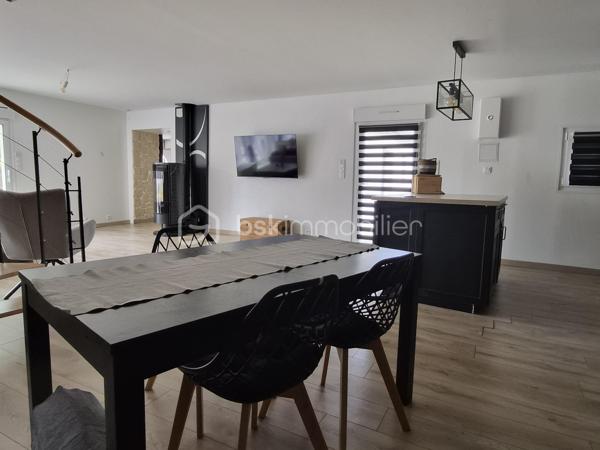 Maison rénovée en 2017 de 133m², offrant une vie de plain pied dans un environnement particulièrement calme. Dès l’entrée, deux grands placards apportent confort et praticité, avant de rejoindre une pièce de vie de plus de 48 m², lumineuse et conviviale, avec cuisine ouverte et poêle à granulés pour des soirées d’hiver chaleureuses.

Le rez-de-chaussée propose aussi une suite parentale, comprenant une chambre de plus de 10 m², un dressing et une salle d’eau privative. Deux autres chambres dont une de 14 m², une salle de bain, un WC indépendant et une grande buanderie viennent compléter cet espace parfaitement adapté à la vie familiale.

À l’étage, un espace modulable vous permet de laisser libre cours à vos projets, avec une salle d’eau à terminer selon vos envies.

À l’extérieur, le jardin offre une ambiance zen et une terrasse orientée sud/ouest, idéale pour profiter des beaux jours. Un garage de 30 m², une cave et un appentis répartis sur un terrain de 1677m².

Quelques finitions restent à apporter, offrant l’opportunité de personnaliser le bien et de le façonner à votre image.