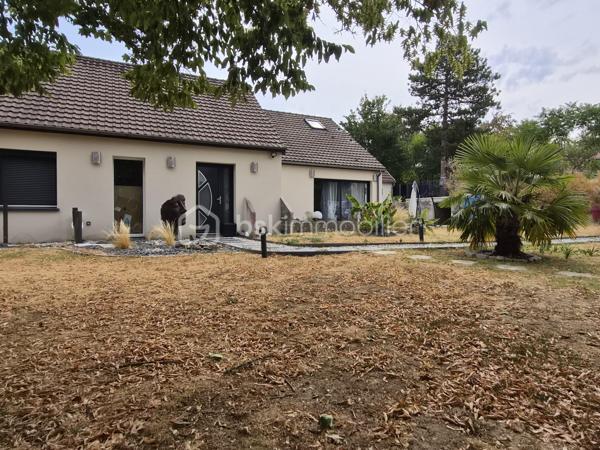 Maison rénovée en 2017 de 133m², offrant une vie de plain pied dans un environnement particulièrement calme. Dès l’entrée, deux grands placards apportent confort et praticité, avant de rejoindre une pièce de vie de plus de 48 m², lumineuse et conviviale, avec cuisine ouverte et poêle à granulés pour des soirées d’hiver chaleureuses.

Le rez-de-chaussée propose aussi une suite parentale, comprenant une chambre de plus de 10 m², un dressing et une salle d’eau privative. Deux autres chambres dont une de 14 m², une salle de bain, un WC indépendant et une grande buanderie viennent compléter cet espace parfaitement adapté à la vie familiale.

À l’étage, un espace modulable vous permet de laisser libre cours à vos projets, avec une salle d’eau à terminer selon vos envies.

À l’extérieur, le jardin offre une ambiance zen et une terrasse orientée sud/ouest, idéale pour profiter des beaux jours. Un garage de 30 m², une cave et un appentis répartis sur un terrain de 1677m².

Quelques finitions restent à apporter, offrant l’opportunité de personnaliser le bien et de le façonner à votre image.