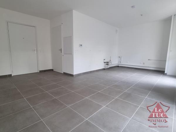 Studio avec terrasse – 92000 € FAI Orange (84100)