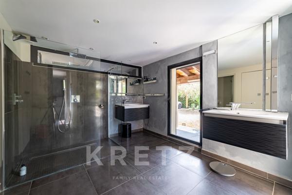 Exceptionnelle villa rénovée de 400m2 sur un parc paysager de 8300m2