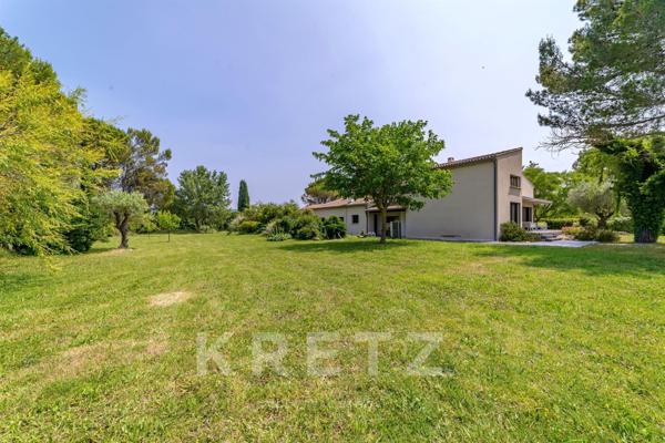 Exceptionnelle villa rénovée de 400m2 sur un parc paysager de 8300m2