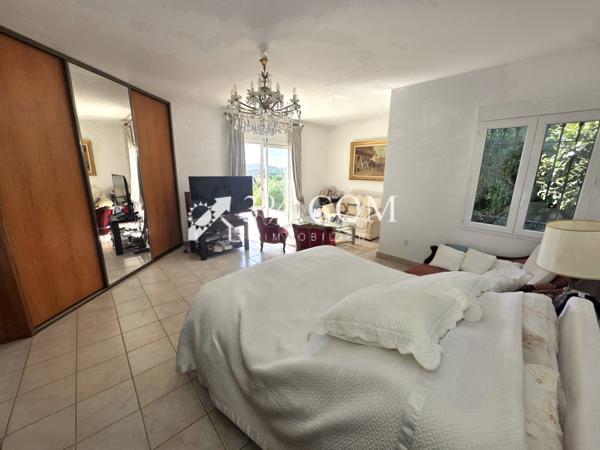 Villa 6 pièce(s) 4 chambre(s) 225 m²