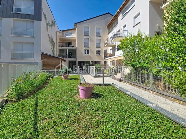 Venez découvrir ce bel appartement, très LUMINEUX situé 1er étage, avec ascenseur.
Claye-Souilly, dans une résidence de STANDING de 2010, calme et sécurisée.
Proche du centre-ville, des écoles et de toutes commodités, vous pourrez découvrir ce grand 3 pièces avec sa magnifique Loggia sans vis à vis.

Il se compose d'une entrée avec rangements, un salon ouvert sur une cuisine équipée, de deux chambres, une salle de bain avec WC.
Une grande LOGGIA, exposition SUD.
Une cave.
Une place de parking en sous-sol.

Les atouts:
- Grande LOGGIA, avec vue dégagée,
- Aucun travaux à prévoir, appartement entièrement repeint en blanc (mur et plafond)
- Prestations de qualité, agencement des espaces optimisé...
- DPE C,
- Résidence calme et sécurisée,
- Faibles charges avec compteurs individuels,
- Local à vélos.
***Accordez-vous une simple visite et laissez-vous charmer !