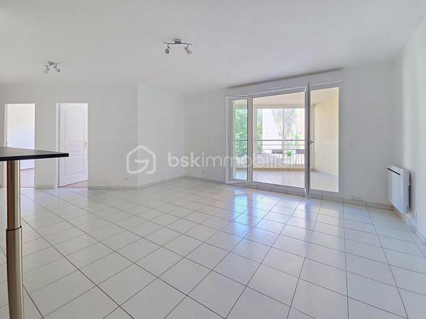 Venez découvrir ce bel appartement, très LUMINEUX situé 1er étage, avec ascenseur.
Claye-Souilly, dans une résidence de STANDING de 2010, calme et sécurisée.
Proche du centre-ville, des écoles et de toutes commodités, vous pourrez découvrir ce grand 3 pièces avec sa magnifique Loggia sans vis à vis.

Il se compose d'une entrée avec rangements, un salon ouvert sur une cuisine équipée, de deux chambres, une salle de bain avec WC.
Une grande LOGGIA, exposition SUD.
Une cave.
Une place de parking en sous-sol.

Les atouts:
- Grande LOGGIA, avec vue dégagée,
- Aucun travaux à prévoir, appartement entièrement repeint en blanc (mur et plafond)
- Prestations de qualité, agencement des espaces optimisé...
- DPE C,
- Résidence calme et sécurisée,
- Faibles charges avec compteurs individuels,
- Local à vélos.
***Accordez-vous une simple visite et laissez-vous charmer !