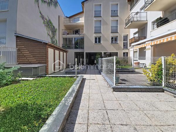 Venez découvrir ce bel appartement, très LUMINEUX situé 1er étage, avec ascenseur.
Claye-Souilly, dans une résidence de STANDING de 2010, calme et sécurisée.
Proche du centre-ville, des écoles et de toutes commodités, vous pourrez découvrir ce grand 3 pièces avec sa magnifique Loggia sans vis à vis.

Il se compose d'une entrée avec rangements, un salon ouvert sur une cuisine équipée, de deux chambres, une salle de bain avec WC.
Une grande LOGGIA, exposition SUD.
Une cave.
Une place de parking en sous-sol.

Les atouts:
- Grande LOGGIA, avec vue dégagée,
- Aucun travaux à prévoir, appartement entièrement repeint en blanc (mur et plafond)
- Prestations de qualité, agencement des espaces optimisé...
- DPE C,
- Résidence calme et sécurisée,
- Faibles charges avec compteurs individuels,
- Local à vélos.
***Accordez-vous une simple visite et laissez-vous charmer !