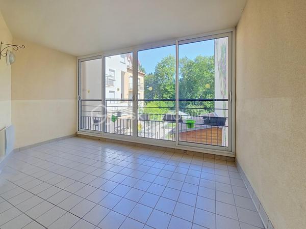 Venez découvrir ce bel appartement, très LUMINEUX situé 1er étage, avec ascenseur.
Claye-Souilly, dans une résidence de STANDING de 2010, calme et sécurisée.
Proche du centre-ville, des écoles et de toutes commodités, vous pourrez découvrir ce grand 3 pièces avec sa magnifique Loggia sans vis à vis.

Il se compose d'une entrée avec rangements, un salon ouvert sur une cuisine équipée, de deux chambres, une salle de bain avec WC.
Une grande LOGGIA, exposition SUD.
Une cave.
Une place de parking en sous-sol.

Les atouts:
- Grande LOGGIA, avec vue dégagée,
- Aucun travaux à prévoir, appartement entièrement repeint en blanc (mur et plafond)
- Prestations de qualité, agencement des espaces optimisé...
- DPE C,
- Résidence calme et sécurisée,
- Faibles charges avec compteurs individuels,
- Local à vélos.
***Accordez-vous une simple visite et laissez-vous charmer !