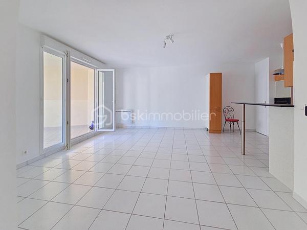 Venez découvrir ce bel appartement, très LUMINEUX situé 1er étage, avec ascenseur.
Claye-Souilly, dans une résidence de STANDING de 2010, calme et sécurisée.
Proche du centre-ville, des écoles et de toutes commodités, vous pourrez découvrir ce grand 3 pièces avec sa magnifique Loggia sans vis à vis.

Il se compose d'une entrée avec rangements, un salon ouvert sur une cuisine équipée, de deux chambres, une salle de bain avec WC.
Une grande LOGGIA, exposition SUD.
Une cave.
Une place de parking en sous-sol.

Les atouts:
- Grande LOGGIA, avec vue dégagée,
- Aucun travaux à prévoir, appartement entièrement repeint en blanc (mur et plafond)
- Prestations de qualité, agencement des espaces optimisé...
- DPE C,
- Résidence calme et sécurisée,
- Faibles charges avec compteurs individuels,
- Local à vélos.
***Accordez-vous une simple visite et laissez-vous charmer !