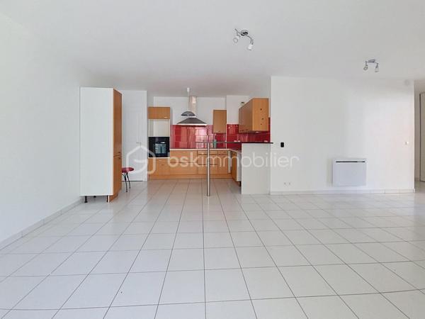 Venez découvrir ce bel appartement, très LUMINEUX situé 1er étage, avec ascenseur.
Claye-Souilly, dans une résidence de STANDING de 2010, calme et sécurisée.
Proche du centre-ville, des écoles et de toutes commodités, vous pourrez découvrir ce grand 3 pièces avec sa magnifique Loggia sans vis à vis.

Il se compose d'une entrée avec rangements, un salon ouvert sur une cuisine équipée, de deux chambres, une salle de bain avec WC.
Une grande LOGGIA, exposition SUD.
Une cave.
Une place de parking en sous-sol.

Les atouts:
- Grande LOGGIA, avec vue dégagée,
- Aucun travaux à prévoir, appartement entièrement repeint en blanc (mur et plafond)
- Prestations de qualité, agencement des espaces optimisé...
- DPE C,
- Résidence calme et sécurisée,
- Faibles charges avec compteurs individuels,
- Local à vélos.
***Accordez-vous une simple visite et laissez-vous charmer !