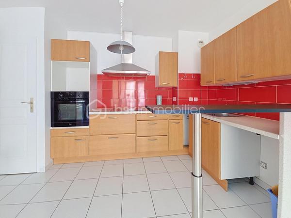Venez découvrir ce bel appartement, très LUMINEUX situé 1er étage, avec ascenseur.
Claye-Souilly, dans une résidence de STANDING de 2010, calme et sécurisée.
Proche du centre-ville, des écoles et de toutes commodités, vous pourrez découvrir ce grand 3 pièces avec sa magnifique Loggia sans vis à vis.

Il se compose d'une entrée avec rangements, un salon ouvert sur une cuisine équipée, de deux chambres, une salle de bain avec WC.
Une grande LOGGIA, exposition SUD.
Une cave.
Une place de parking en sous-sol.

Les atouts:
- Grande LOGGIA, avec vue dégagée,
- Aucun travaux à prévoir, appartement entièrement repeint en blanc (mur et plafond)
- Prestations de qualité, agencement des espaces optimisé...
- DPE C,
- Résidence calme et sécurisée,
- Faibles charges avec compteurs individuels,
- Local à vélos.
***Accordez-vous une simple visite et laissez-vous charmer !