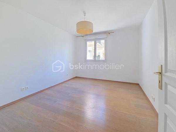 Venez découvrir ce bel appartement, très LUMINEUX situé 1er étage, avec ascenseur.
Claye-Souilly, dans une résidence de STANDING de 2010, calme et sécurisée.
Proche du centre-ville, des écoles et de toutes commodités, vous pourrez découvrir ce grand 3 pièces avec sa magnifique Loggia sans vis à vis.

Il se compose d'une entrée avec rangements, un salon ouvert sur une cuisine équipée, de deux chambres, une salle de bain avec WC.
Une grande LOGGIA, exposition SUD.
Une cave.
Une place de parking en sous-sol.

Les atouts:
- Grande LOGGIA, avec vue dégagée,
- Aucun travaux à prévoir, appartement entièrement repeint en blanc (mur et plafond)
- Prestations de qualité, agencement des espaces optimisé...
- DPE C,
- Résidence calme et sécurisée,
- Faibles charges avec compteurs individuels,
- Local à vélos.
***Accordez-vous une simple visite et laissez-vous charmer !