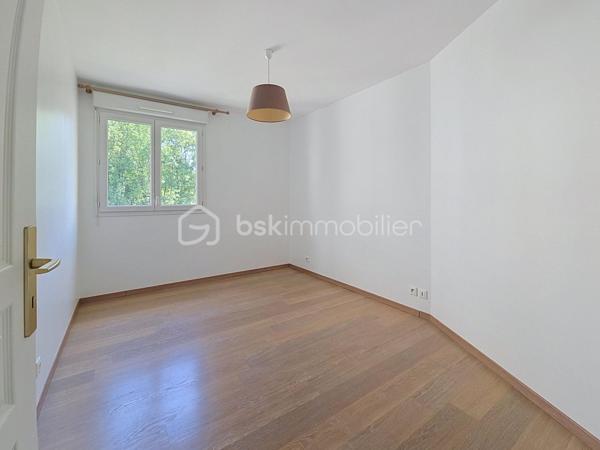 Venez découvrir ce bel appartement, très LUMINEUX situé 1er étage, avec ascenseur.
Claye-Souilly, dans une résidence de STANDING de 2010, calme et sécurisée.
Proche du centre-ville, des écoles et de toutes commodités, vous pourrez découvrir ce grand 3 pièces avec sa magnifique Loggia sans vis à vis.

Il se compose d'une entrée avec rangements, un salon ouvert sur une cuisine équipée, de deux chambres, une salle de bain avec WC.
Une grande LOGGIA, exposition SUD.
Une cave.
Une place de parking en sous-sol.

Les atouts:
- Grande LOGGIA, avec vue dégagée,
- Aucun travaux à prévoir, appartement entièrement repeint en blanc (mur et plafond)
- Prestations de qualité, agencement des espaces optimisé...
- DPE C,
- Résidence calme et sécurisée,
- Faibles charges avec compteurs individuels,
- Local à vélos.
***Accordez-vous une simple visite et laissez-vous charmer !