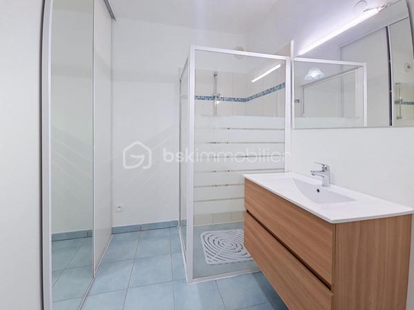 Venez découvrir ce bel appartement, très LUMINEUX situé 1er étage, avec ascenseur.
Claye-Souilly, dans une résidence de STANDING de 2010, calme et sécurisée.
Proche du centre-ville, des écoles et de toutes commodités, vous pourrez découvrir ce grand 3 pièces avec sa magnifique Loggia sans vis à vis.

Il se compose d'une entrée avec rangements, un salon ouvert sur une cuisine équipée, de deux chambres, une salle de bain avec WC.
Une grande LOGGIA, exposition SUD.
Une cave.
Une place de parking en sous-sol.

Les atouts:
- Grande LOGGIA, avec vue dégagée,
- Aucun travaux à prévoir, appartement entièrement repeint en blanc (mur et plafond)
- Prestations de qualité, agencement des espaces optimisé...
- DPE C,
- Résidence calme et sécurisée,
- Faibles charges avec compteurs individuels,
- Local à vélos.
***Accordez-vous une simple visite et laissez-vous charmer !