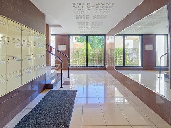 Venez découvrir ce bel appartement, très LUMINEUX situé 1er étage, avec ascenseur.
Claye-Souilly, dans une résidence de STANDING de 2010, calme et sécurisée.
Proche du centre-ville, des écoles et de toutes commodités, vous pourrez découvrir ce grand 3 pièces avec sa magnifique Loggia sans vis à vis.

Il se compose d'une entrée avec rangements, un salon ouvert sur une cuisine équipée, de deux chambres, une salle de bain avec WC.
Une grande LOGGIA, exposition SUD.
Une cave.
Une place de parking en sous-sol.

Les atouts:
- Grande LOGGIA, avec vue dégagée,
- Aucun travaux à prévoir, appartement entièrement repeint en blanc (mur et plafond)
- Prestations de qualité, agencement des espaces optimisé...
- DPE C,
- Résidence calme et sécurisée,
- Faibles charges avec compteurs individuels,
- Local à vélos.
***Accordez-vous une simple visite et laissez-vous charmer !