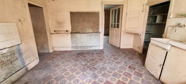 MAISON A RENOVER ENTIEREMENT, TRES BEAU POTENTIEL EN PLEIN COEUR DE VILLAGE