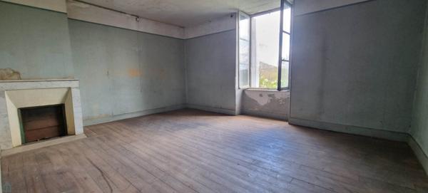 MAISON A RENOVER ENTIEREMENT, TRES BEAU POTENTIEL EN PLEIN COEUR DE VILLAGE