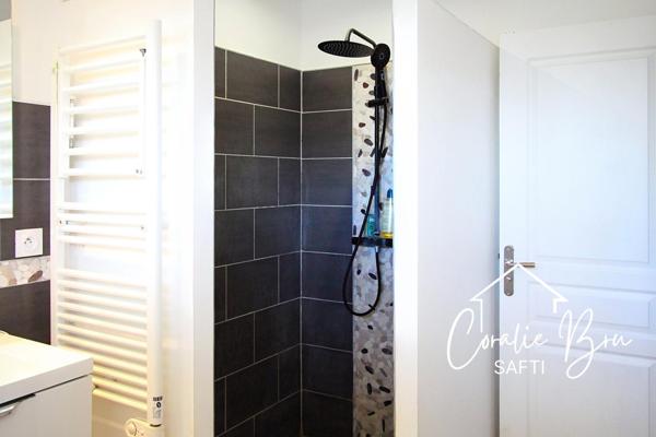 Maison Traditionnelle rénovée sur beau terrain clos