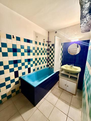 THUIR Centre ville, maison de village, 1 face, de 50 m² en R +2.