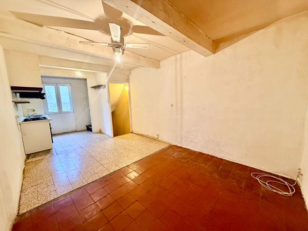 THUIR Centre ville, maison de village, 1 face, de 50 m² en R +2.