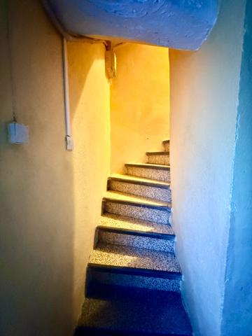 THUIR Centre ville, maison de village, 1 face, de 50 m² en R +2.