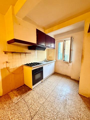 THUIR Centre ville, maison de village, 1 face, de 50 m² en R +2.