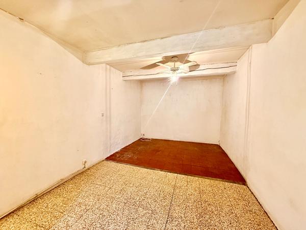 THUIR Centre ville, maison de village, 1 face, de 50 m² en R +2.