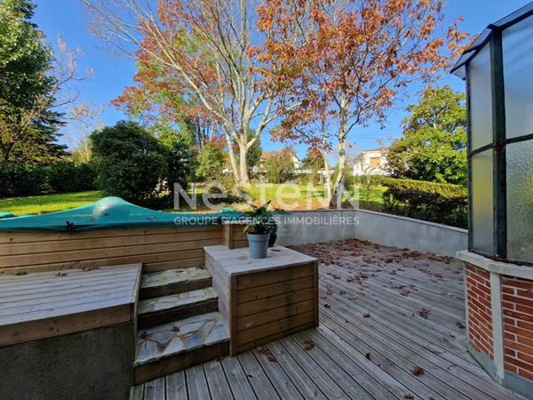 Maison renovee en centre ville de Nontron, beau jardin de 1000 m2 et piscine