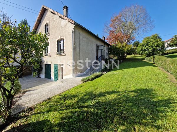 Maison renovee en centre ville de Nontron, beau jardin de 1000 m2 et piscine