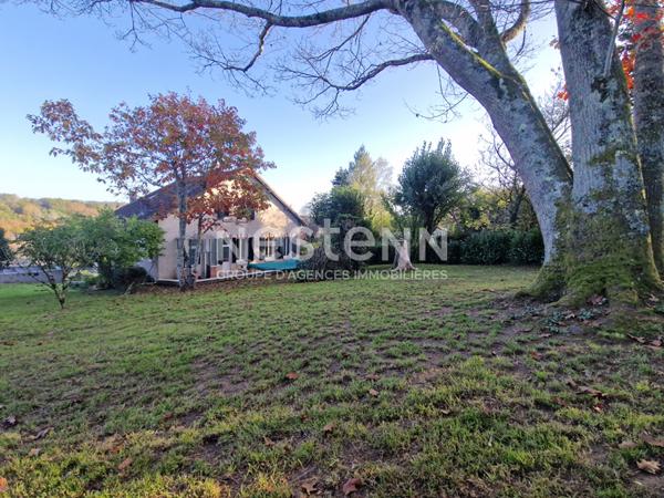 Maison renovee en centre ville de Nontron, beau jardin de 1000 m2 et piscine