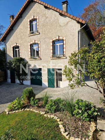 Maison renovee en centre ville de Nontron, beau jardin de 1000 m2 et piscine