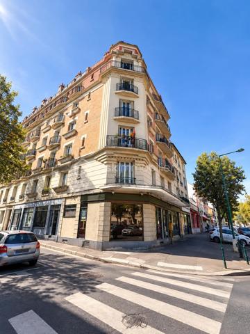 À Sannois, boulevard Maurice Berteaux, emplacement d'angle bénéficiant d'une belle visibilité, cession d'un droit au bail pour un local actuellement exploité en boucherie-charcuterie.
Le local est aujourd'hui aménagé pour une activité alimentaire et dispose de plusieurs équipements professionnels, notamment une vitrine réfrigérée, des espaces de préparation, des rangements et des installations adaptées à l'activité.
Le bail initial prévoit une destination de boucherie, triperie, charcuterie et volailles. Le bailleur est disposé à étudier d'autres projets au cas par cas, en fonction notamment de l'activité envisagée et du profil du futur locataire.
Les atouts :
- Emplacement d'angle sur le boulevard Maurice Berteaux
- Bonne visibilité commerciale
- Local déjà aménagé pour une activité alimentaire
- Équipements professionnels existants
- Vitrine commerciale
- Environnement commerçant
Possibilité d'étudier un projet différent de l'activité actuelle, sous réserve de l'accord du bailleur
Cession du droit au bail uniquement.