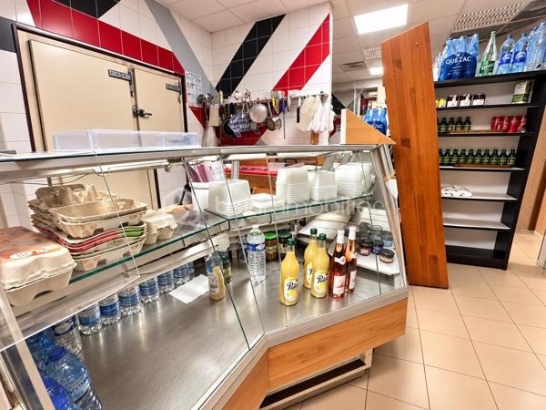 À Sannois, boulevard Maurice Berteaux, emplacement d'angle bénéficiant d'une belle visibilité, cession d'un droit au bail pour un local actuellement exploité en boucherie-charcuterie.
Le local est aujourd'hui aménagé pour une activité alimentaire et dispose de plusieurs équipements professionnels, notamment une vitrine réfrigérée, des espaces de préparation, des rangements et des installations adaptées à l'activité.
Le bail initial prévoit une destination de boucherie, triperie, charcuterie et volailles. Le bailleur est disposé à étudier d'autres projets au cas par cas, en fonction notamment de l'activité envisagée et du profil du futur locataire.
Les atouts :
- Emplacement d'angle sur le boulevard Maurice Berteaux
- Bonne visibilité commerciale
- Local déjà aménagé pour une activité alimentaire
- Équipements professionnels existants
- Vitrine commerciale
- Environnement commerçant
Possibilité d'étudier un projet différent de l'activité actuelle, sous réserve de l'accord du bailleur
Cession du droit au bail uniquement.