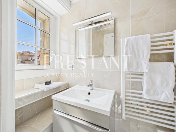 Très bien situé, appartement rare avec grande terrasse et vue vue imprenable Océan, BIARRITZ