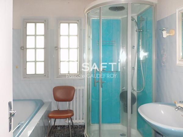 AU COEUR DE JONZAC, MAISON SUR SOUS-SOL DEVELOPPANT 158 M² + 80 M² GARAGE