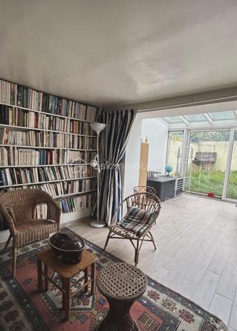 À découvrir sans tarder ! Située dans un secteur recherché de Bobigny, cette maison individuelle d’environ 151 m² offre de beaux volumes et un fort potentiel. Édifiée sur une dalle béton sur terre-plein, elle se compose de 2 niveaux, bénéficie d’un chauffage au gaz par chaudière à condensation récente, est raccordée au tout-à-l’égout et dispose de menuiseries en partie en double vitrage. Idéale pour une famille à la recherche d’espace, elle n’attend plus que votre touche personnelle pour révéler tout son potentiel. Une visite s’impose !