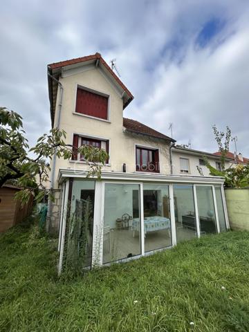 À découvrir sans tarder ! Située dans un secteur recherché de Bobigny, cette maison individuelle d’environ 151 m² offre de beaux volumes et un fort potentiel. Édifiée sur une dalle béton sur terre-plein, elle se compose de 2 niveaux, bénéficie d’un chauffage au gaz par chaudière à condensation récente, est raccordée au tout-à-l’égout et dispose de menuiseries en partie en double vitrage. Idéale pour une famille à la recherche d’espace, elle n’attend plus que votre touche personnelle pour révéler tout son potentiel. Une visite s’impose !