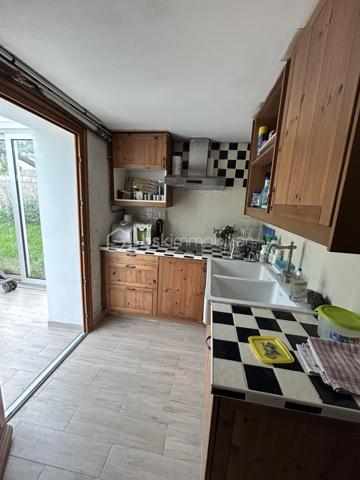 À découvrir sans tarder ! Située dans un secteur recherché de Bobigny, cette maison individuelle d’environ 151 m² offre de beaux volumes et un fort potentiel. Édifiée sur une dalle béton sur terre-plein, elle se compose de 2 niveaux, bénéficie d’un chauffage au gaz par chaudière à condensation récente, est raccordée au tout-à-l’égout et dispose de menuiseries en partie en double vitrage. Idéale pour une famille à la recherche d’espace, elle n’attend plus que votre touche personnelle pour révéler tout son potentiel. Une visite s’impose !