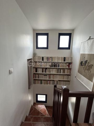 À découvrir sans tarder ! Située dans un secteur recherché de Bobigny, cette maison individuelle d’environ 151 m² offre de beaux volumes et un fort potentiel. Édifiée sur une dalle béton sur terre-plein, elle se compose de 2 niveaux, bénéficie d’un chauffage au gaz par chaudière à condensation récente, est raccordée au tout-à-l’égout et dispose de menuiseries en partie en double vitrage. Idéale pour une famille à la recherche d’espace, elle n’attend plus que votre touche personnelle pour révéler tout son potentiel. Une visite s’impose !