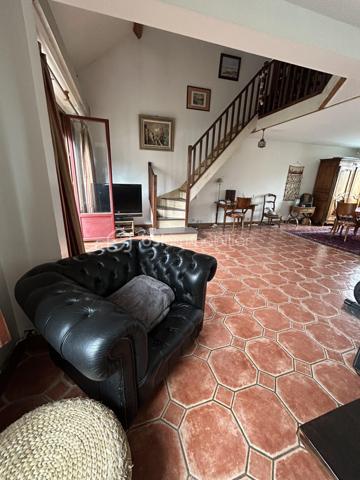 À découvrir sans tarder ! Située dans un secteur recherché de Bobigny, cette maison individuelle d’environ 151 m² offre de beaux volumes et un fort potentiel. Édifiée sur une dalle béton sur terre-plein, elle se compose de 2 niveaux, bénéficie d’un chauffage au gaz par chaudière à condensation récente, est raccordée au tout-à-l’égout et dispose de menuiseries en partie en double vitrage. Idéale pour une famille à la recherche d’espace, elle n’attend plus que votre touche personnelle pour révéler tout son potentiel. Une visite s’impose !