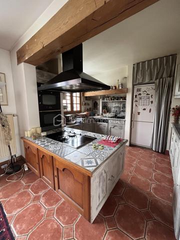 À découvrir sans tarder ! Située dans un secteur recherché de Bobigny, cette maison individuelle d’environ 151 m² offre de beaux volumes et un fort potentiel. Édifiée sur une dalle béton sur terre-plein, elle se compose de 2 niveaux, bénéficie d’un chauffage au gaz par chaudière à condensation récente, est raccordée au tout-à-l’égout et dispose de menuiseries en partie en double vitrage. Idéale pour une famille à la recherche d’espace, elle n’attend plus que votre touche personnelle pour révéler tout son potentiel. Une visite s’impose !