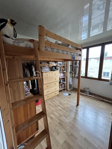 À découvrir sans tarder ! Située dans un secteur recherché de Bobigny, cette maison individuelle d’environ 151 m² offre de beaux volumes et un fort potentiel. Édifiée sur une dalle béton sur terre-plein, elle se compose de 2 niveaux, bénéficie d’un chauffage au gaz par chaudière à condensation récente, est raccordée au tout-à-l’égout et dispose de menuiseries en partie en double vitrage. Idéale pour une famille à la recherche d’espace, elle n’attend plus que votre touche personnelle pour révéler tout son potentiel. Une visite s’impose !