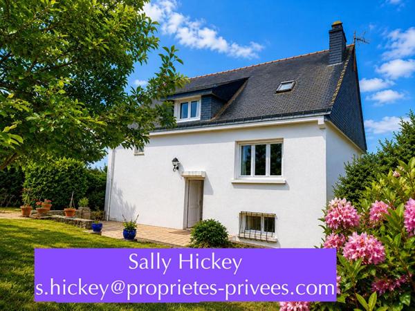 Sally HICKEY vous propose en Exclusivité à PEAULE 56130, au coeur d'un bourg breton pittoresque et proche de tous commerces à pied, cette maison  T4  ( 3 chambres - possible 4 )  et son grand jardin clos.  Au prix de 205 000 euros, HAI