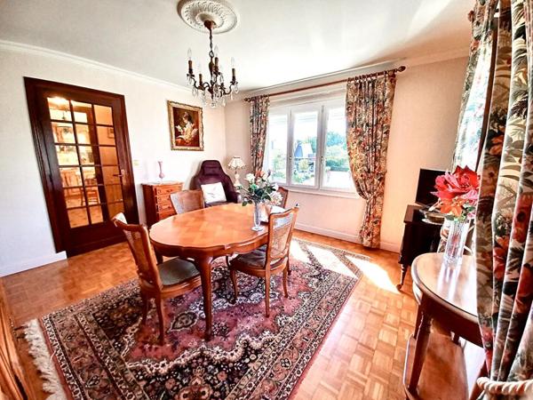 Sally HICKEY vous propose en Exclusivité à PEAULE 56130, au coeur d'un bourg breton pittoresque et proche de tous commerces à pied, cette maison  T4  ( 3 chambres - possible 4 )  et son grand jardin clos.  Au prix de 205 000 euros, HAI