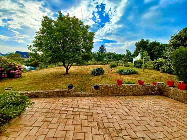 Sally HICKEY vous propose en Exclusivité à PEAULE 56130, au coeur d'un bourg breton pittoresque et proche de tous commerces à pied, cette maison  T4  ( 3 chambres - possible 4 )  et son grand jardin clos.  Au prix de 205 000 euros, HAI