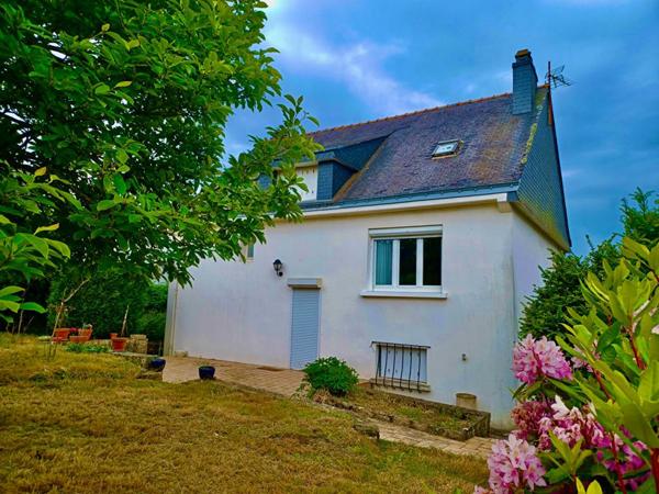 Sally HICKEY vous propose en Exclusivité à PEAULE 56130, au coeur d'un bourg breton pittoresque et proche de tous commerces à pied, cette maison  T4  ( 3 chambres - possible 4 )  et son grand jardin clos.  Au prix de 205 000 euros, HAI