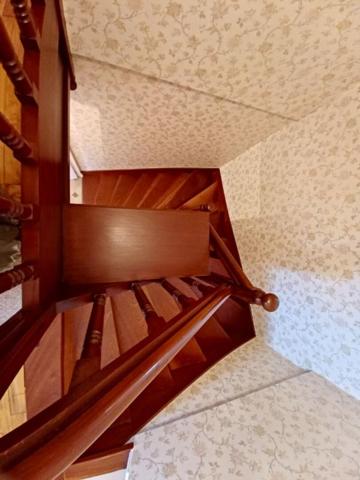 Sally HICKEY vous propose en Exclusivité à PEAULE 56130, au coeur d'un bourg breton pittoresque et proche de tous commerces à pied, cette maison  T4  ( 3 chambres - possible 4 )  et son grand jardin clos.  Au prix de 205 000 euros, HAI